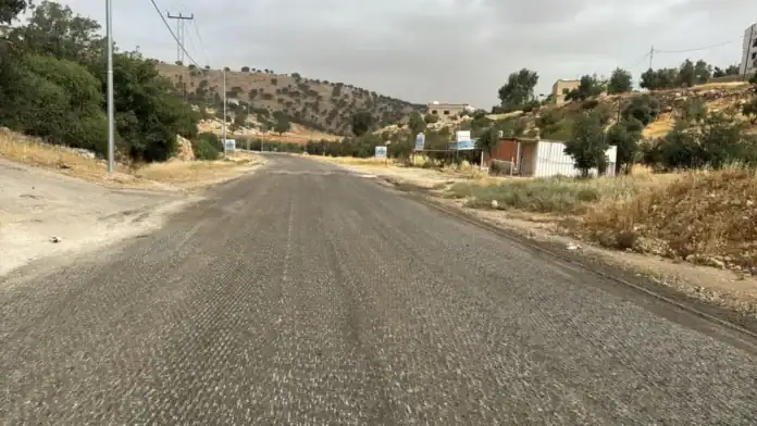 الزرقاء بدء تنفيذ 3 مشاريع لصيانة طرق حيوية وتحسين السلامة المرورية