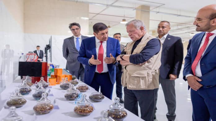 الملك يزور ثلاثة مصانع في الموقر الصناعية ويطلع على فرص العمل والاستثمار
