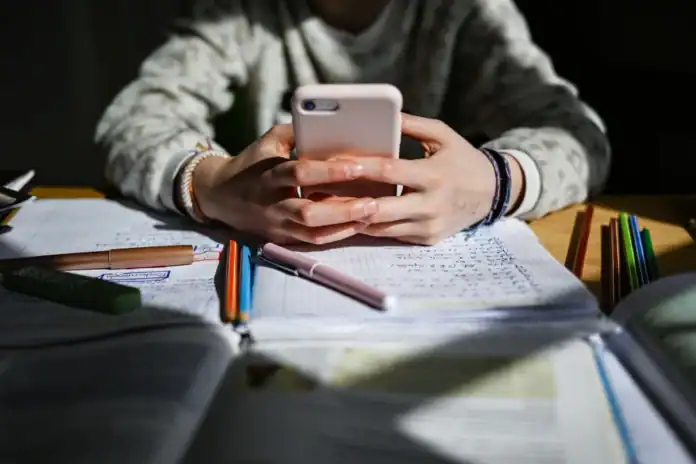 تكساس تقترب من حظر وسائل التواصل الاجتماعي لمن هم دون 18 عامًا