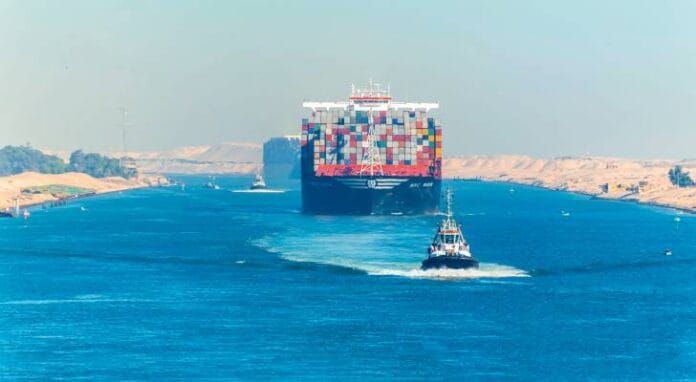 رئيس هيئة قناة السويس يعلن خفض رسوم العبور لمدة 90 يوماً بهدف تعزيز الحركة البحرية رئيس هيئة قناة السويس يعلن خفض رسوم العبور لمدة 90 يوماً بهدف تعزيز الحركة البحرية