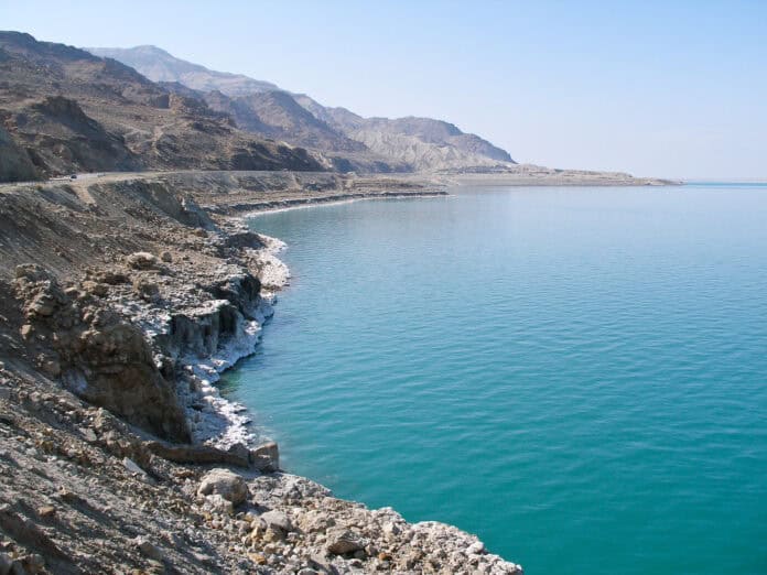 شاطئ عمان السياحي يستأنف استقبال الزوار في البحر الميت