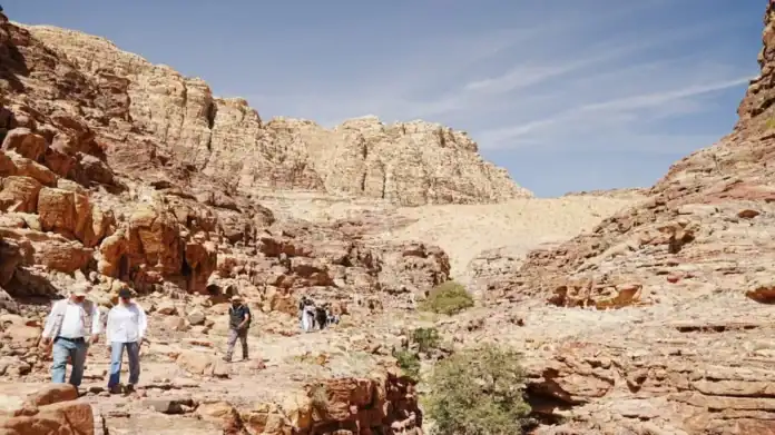 الحكومة تطلق برامج دعم خاصة للسياح العالقين في الأردن الحكومة تطلق برامج دعم خاصة للسياح العالقين في الأردن