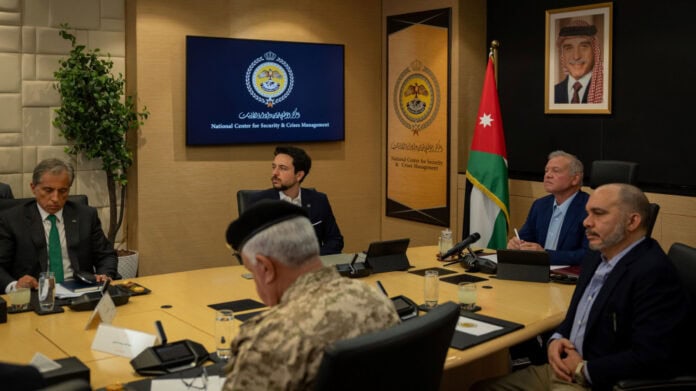 الملك يطّلع على جاهزية مركز إدارة الأزمات ويشدد على التنسيق والالتزام