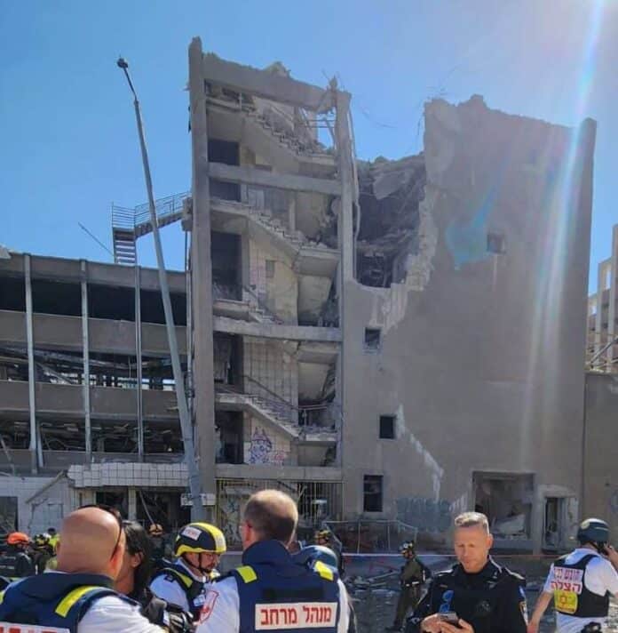 رشقة صاروخية إيرانية تضرب حيفا وبئر السبع وتل أبيب.. وإصابات وأضرار واسعة رشقة صاروخية إيرانية تضرب حيفا وبئر السبع وتل أبيب.. وإصابات وأضرار واسعة