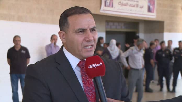 محافظ الزرقاء تشكيل لجنة لحصر أضرار سقوط جسم غريب في الأزرق