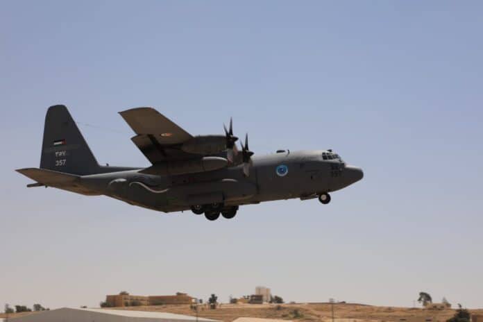 القوات المسلحة الأردنية تنفذ ثلاثة إنزالات جوية على غزة بالتعاون مع الإمارات القوات المسلحة الأردنية تنفذ ثلاثة إنزالات جوية على غزة بالتعاون مع الإمارات