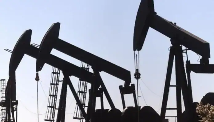 ارتفاع أسعار النفط وسط احتمالات فرض عقوبات أمريكية جديدة على روسيا ارتفاع أسعار النفط وسط احتمالات فرض عقوبات أمريكية جديدة على روسيا