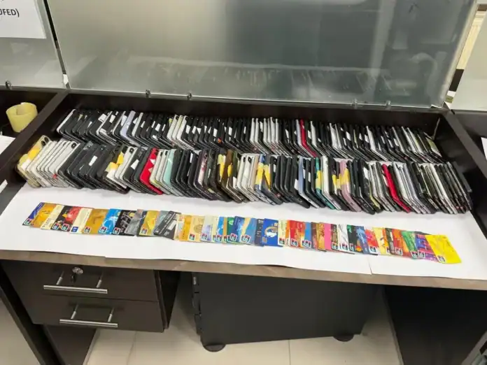 الأمن الأردني يفكك شبكة احتيال مالي يديرها وافد ويستغل 15 عاملاً آسيويًا