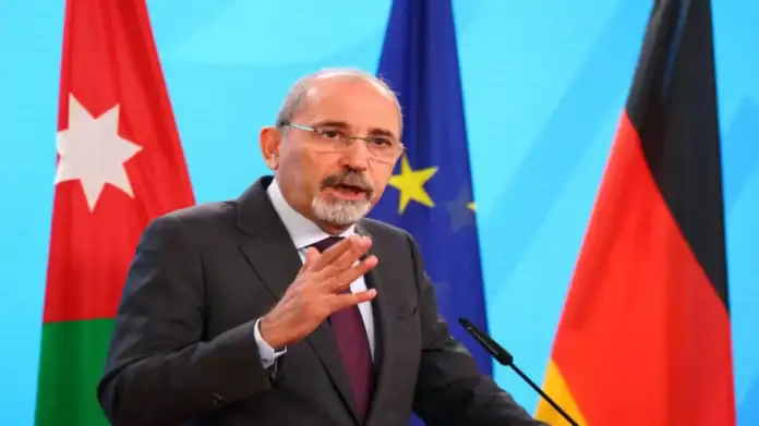 الصفدي الأردن مستعد لإرسال مئات الشاحنات يوميًا إلى غزة إذا رفعت القيود الصفدي الأردن مستعد لإرسال مئات الشاحنات يوميًا إلى غزة إذا رفعت القيود