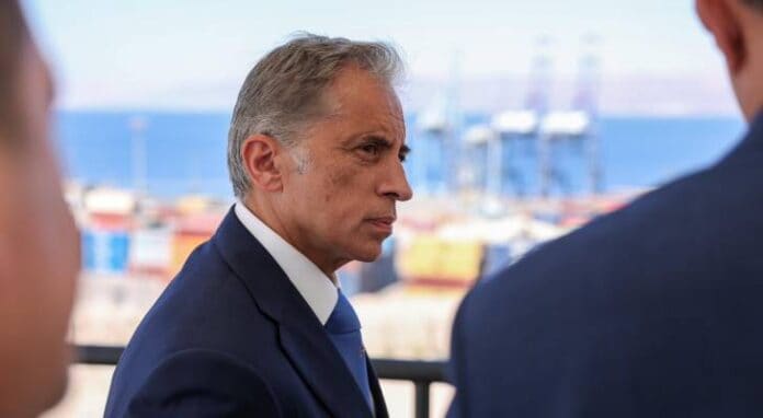 رئيس الوزراء يتابع العمل في ميناء حاويات العقبة ويشيد بخطط تطويره رئيس الوزراء يتابع العمل في ميناء حاويات العقبة ويشيد بخطط تطويره