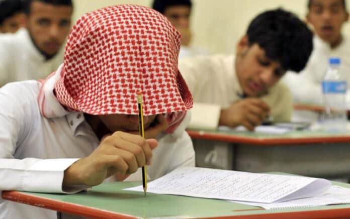 طلبة التوجيهي يواصلون الامتحانات قبل اختتامها الخميس المقبل طلبة التوجيهي يواصلون الامتحانات قبل اختتامها الخميس المقبل