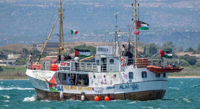 ناشطون دوليون على متن حنظلة يؤكدون المضي في كسر حصار غزة ناشطون دوليون على متن حنظلة يؤكدون المضي في كسر حصار غزة