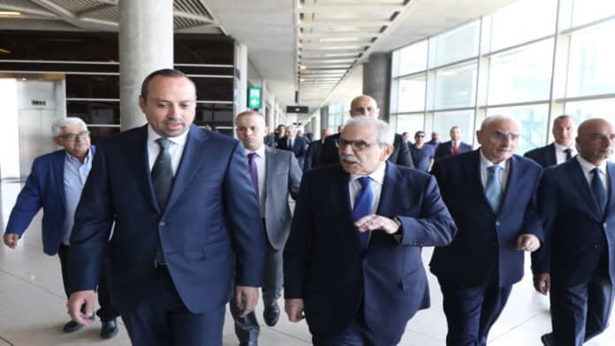 رئيس الوزراء اللبناني يصل إلى الأردن برفقة وزيري الدفاع والخارجية رئيس الوزراء اللبناني يصل إلى الأردن برفقة وزيري الدفاع والخارجية