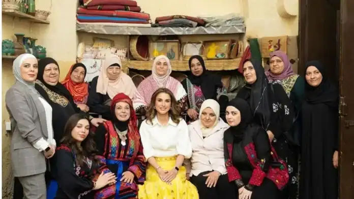 الملكة رانيا تزور مدينة السلط وتتجول في ساحة العين الملكة رانيا تزور مدينة السلط وتتجول في ساحة العين
