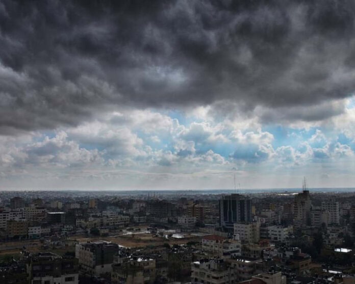 انخفاض ملموس في درجات الحرارة اليوم وأمطار متفرقة الخميس