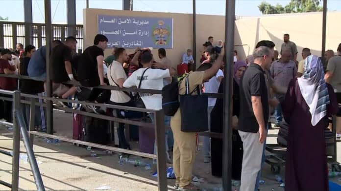 إغلاق مستمر لمعبر الكرامة: عودة المسافرين من جسر الملك حسين