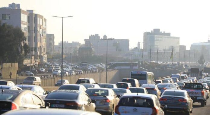 الدوريات الخارجية الأردنية تُشدد على تثبيت حمولات مركبات الشحن