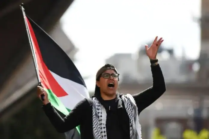 نيويورك تايمز: أميركا توسع قيود التأشيرات على الفلسطينيين نيويورك تايمز: أميركا توسع قيود التأشيرات على الفلسطينيين