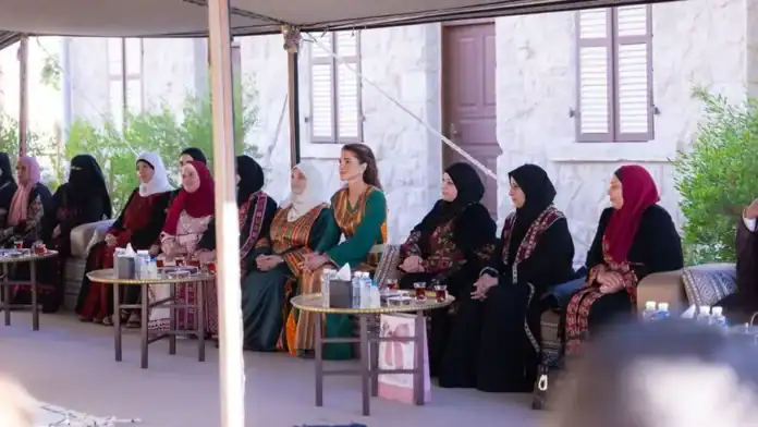 الملكة رانيا تزور معان وتلتقي بمستفيدي برامج التمكين الاقتصادي وصندوق الأمان