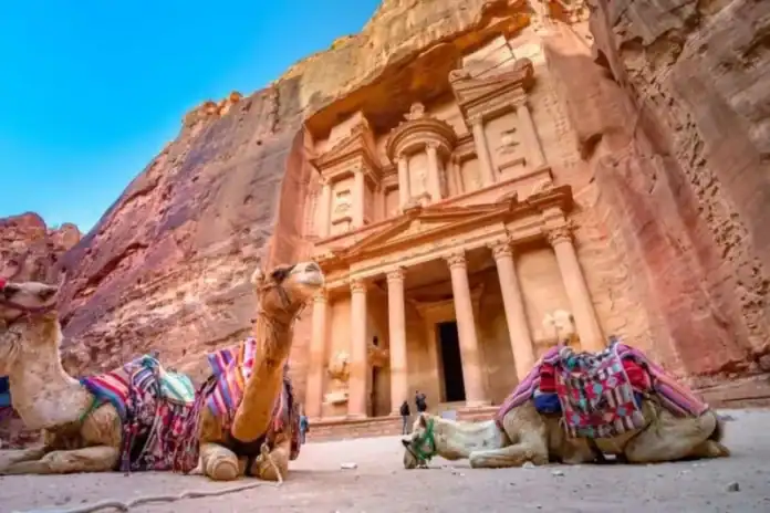 السعوديون والسوريون يتصدران زوار الأردن في 2025 بنسبة 55% عربية