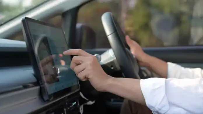 إدارة السير الأردنية توضح عقوبة استخدام شاشات التلفزيون أثناء القيادة