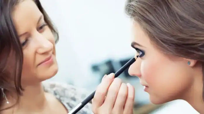 8 أخطاء شائعة في المكياج قد تمنحكِ مظهراً أكبر سناً