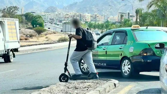 «السكوتر الكهربائي» يتمدد في العقبة: واقع جديد وصور خطِرة على الطرق
