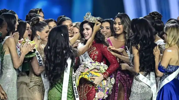 فاطمة بوش من المكسيك تتوج بتاج ملكة جمال الكون 2025