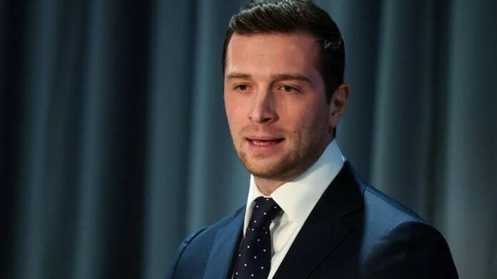 استطلاع رأي: اليمين المتطرف يقترب من قصر الإليزيه في 2027