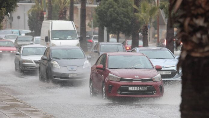 أمطار مصحوبة برعود وبَرَد.. 
