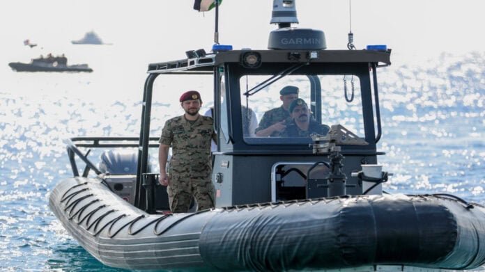 ولي العهد يؤكد أهمية رفع مستوى الاستعداد القتالي لمواجهة الإرهاب المائي