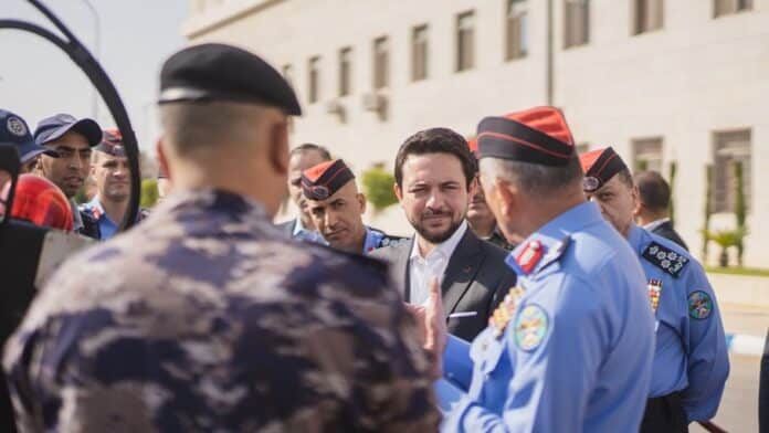 ولي العهد يزور مديرية الأمن العام ويُشيد بجهودها وتطورها التقني