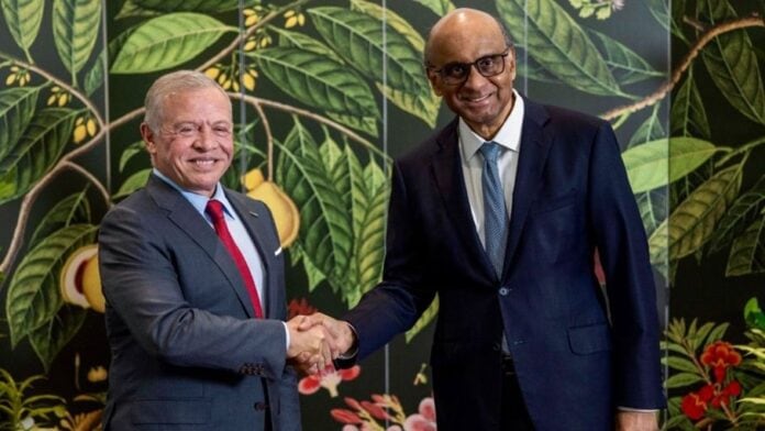 الملك والرئيس السنغافوري يبحثان تعزيز التعاون ومستجدات الإقليم