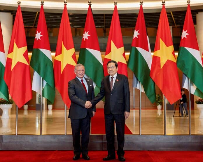 الملك يلتقي رئيس الجمعية الوطنية في فيتنام