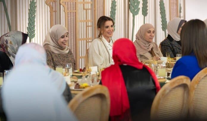 الملكة تلتقي سيدات من المفرق وتتشارك معهن الغداء في أم الجمال