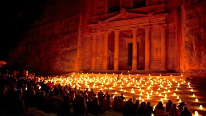 ظاهرة فلكية استثنائية: البدر العملاق يعانق 