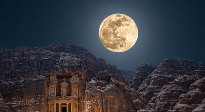 سماء المملكة تتزين بآخر قمر عملاق لعام 2025 وسط ترقب لظاهرة فلكية نادرة