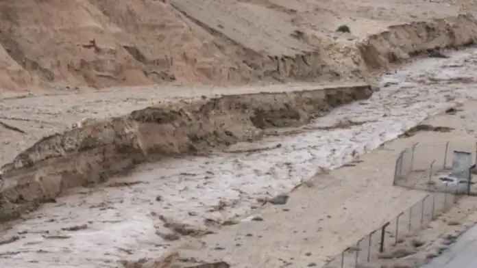 الكرك أمطار تغرق 100 منزل عبارات ضعيفة