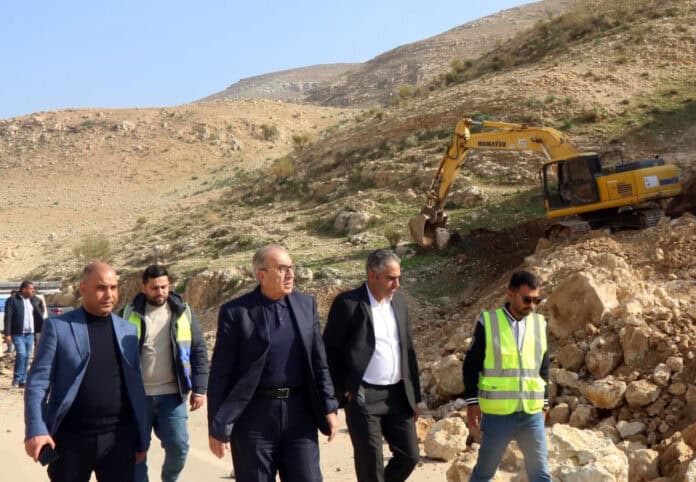 أبو السمن يتفقد وادي شعيب انهيارات