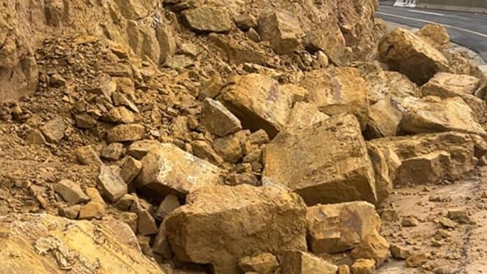 انهيارات طريق العارضة-دير علا