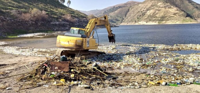 جرش تنظف سد الملك طلال من النفايات