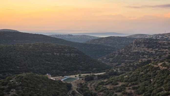 طقس دافئ اليوم وغدًا وانخفاض الأحد