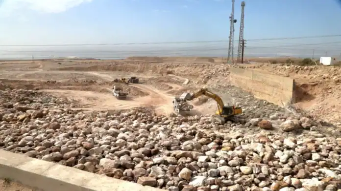 مشاريع حماية طريق البحر الميت تتسارع