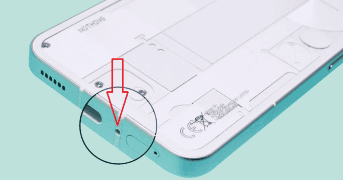 ما وظيفة الفتحة الصغيرة في الهاتف الذكي