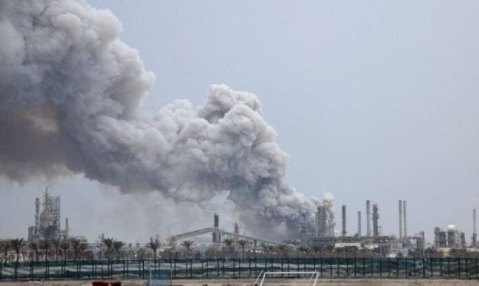 استهداف خزانات وقود في البحرين بهجوم إيراني