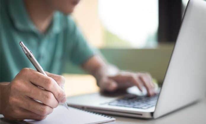 الأردن يدرس التحول إلى التعليم عن بُعد