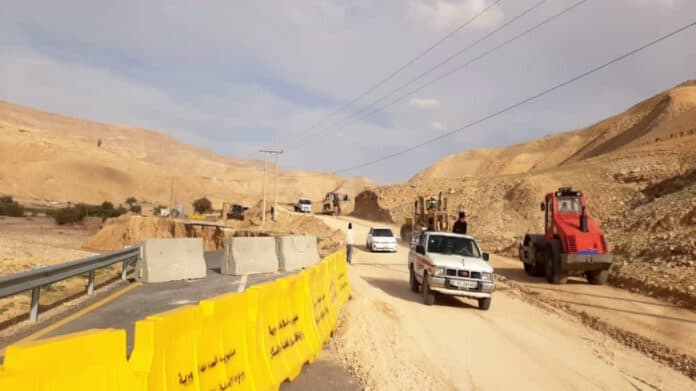 السيول تقطع طريق الطفيلة الكرك