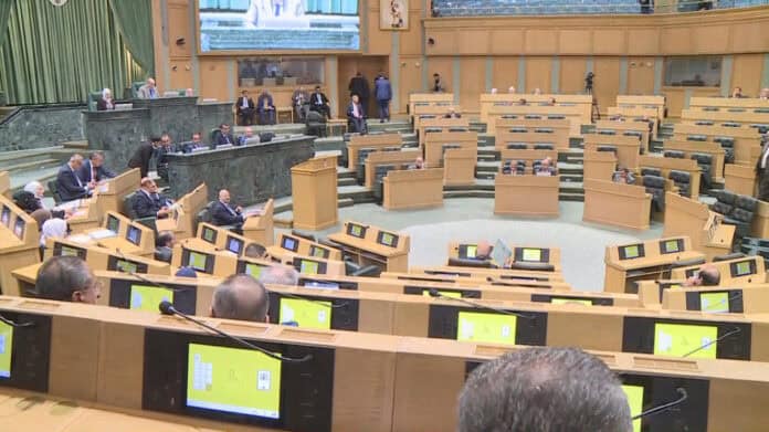 النواب يحيل قوانين الأحوال والسير ويقر قرضاً صحياً