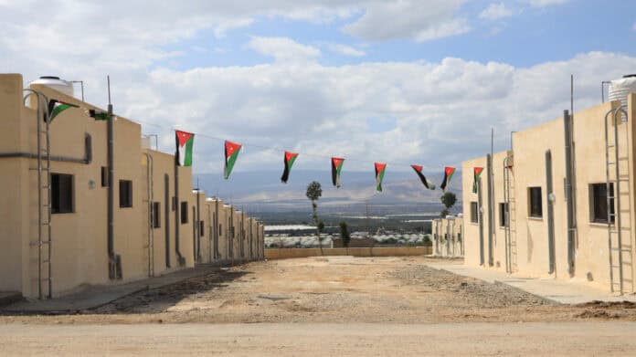 توزيع مساكن جديدة للأسر المحتاجة في دير علا