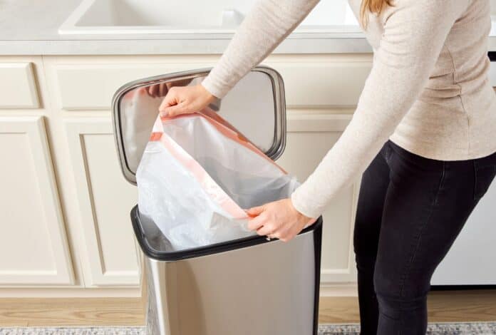 طريقة إزالة رائحة سلة المهملات بسهولة